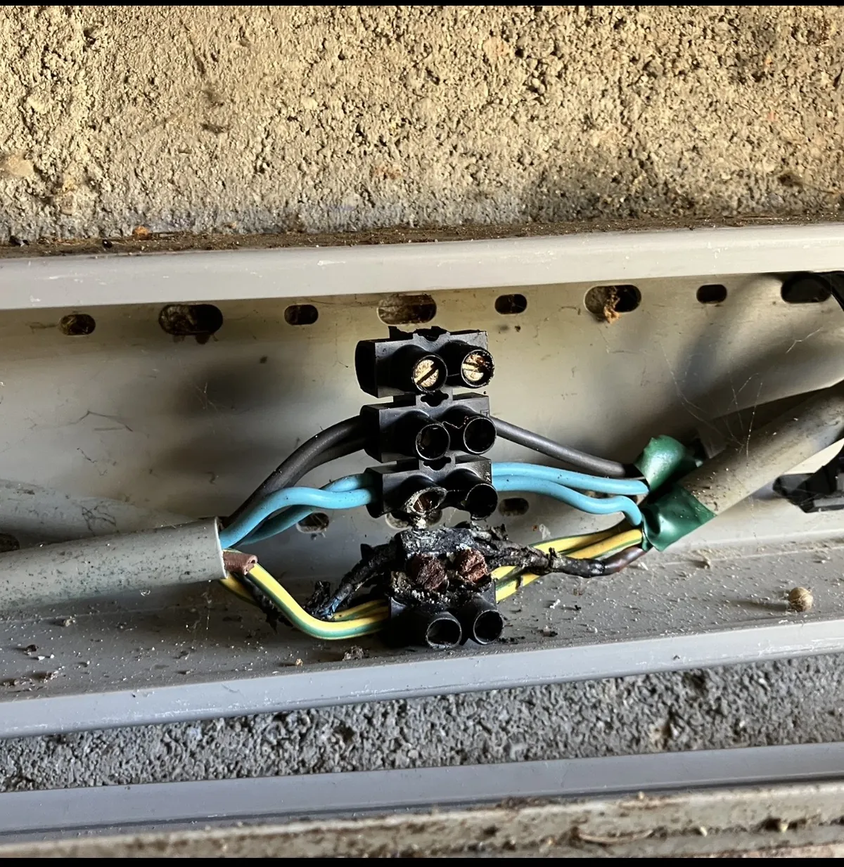 Connexion électrique brûlée et carbonisée constatée lors d’un dépannage TBELEC