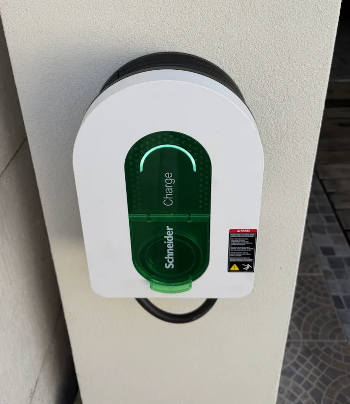 électricien Senlis – Borne de recharge Schneider installée par TBELEC à Senlis