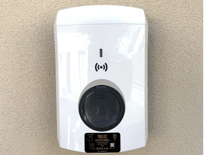 Borne de recharge murale installée par TBELEC dans l’Oise